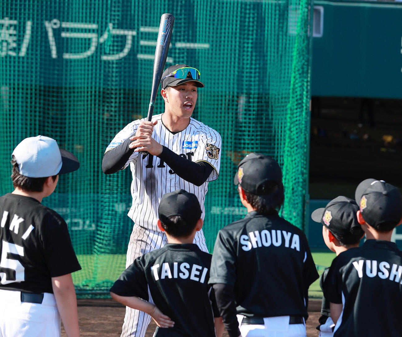 トライアルベースボールで児童たちと交流する阪神岡城快生（撮影・上山淳一）