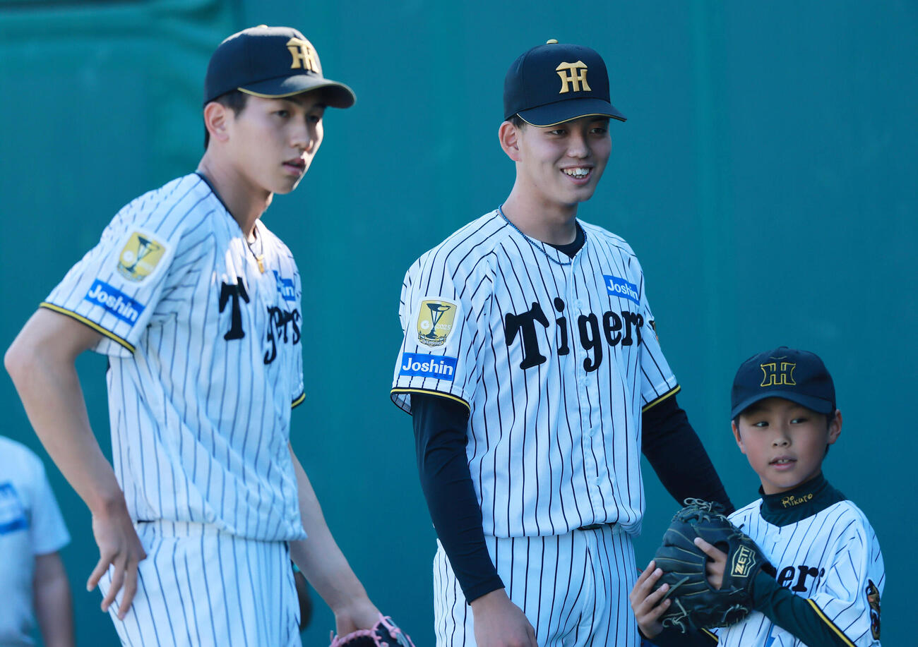 トライアルベースボールで児童たちと交流する阪神早瀬朔（右）と今朝丸裕喜（撮影・上山淳一）