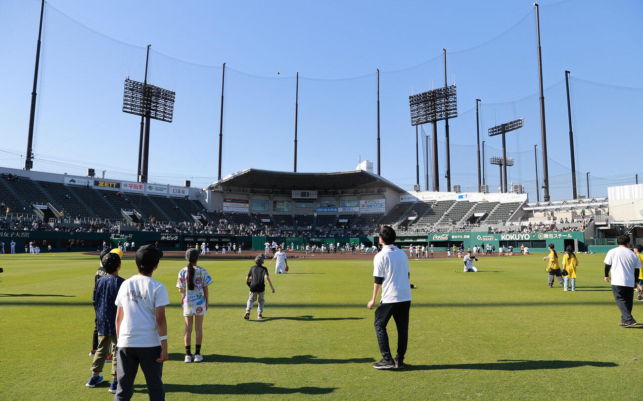 トライアルベースボールで児童たちと交流する阪神の選手ら（撮影・上山淳一）