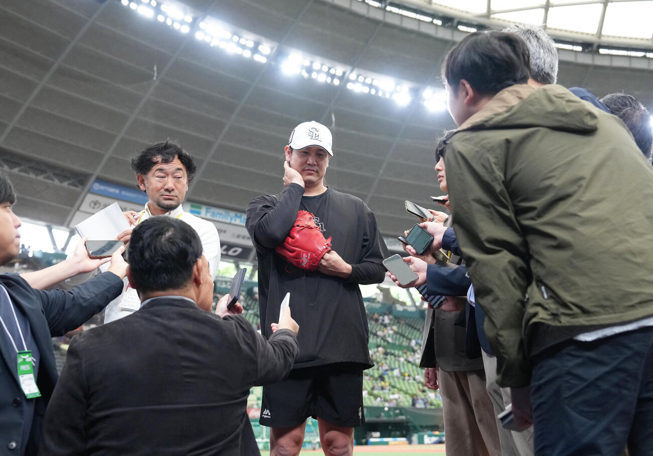 西武対ソフトバンク　試合前、報道陣を前に話すソフトバンク杉山一樹（撮影・足立雅史）