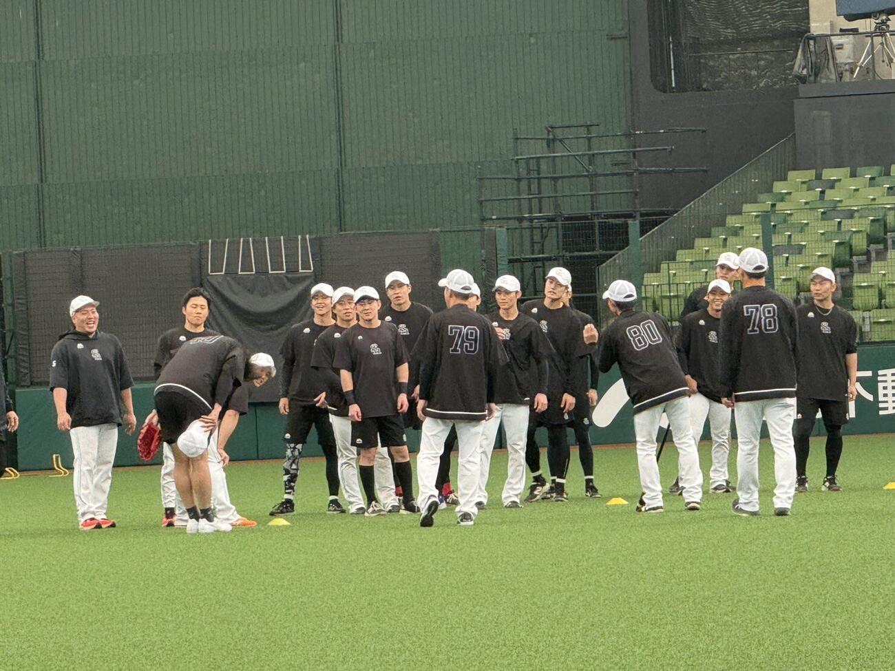 ソフトバンク杉山（左から2人目）は野手陣に深々と頭を下げ謝罪する