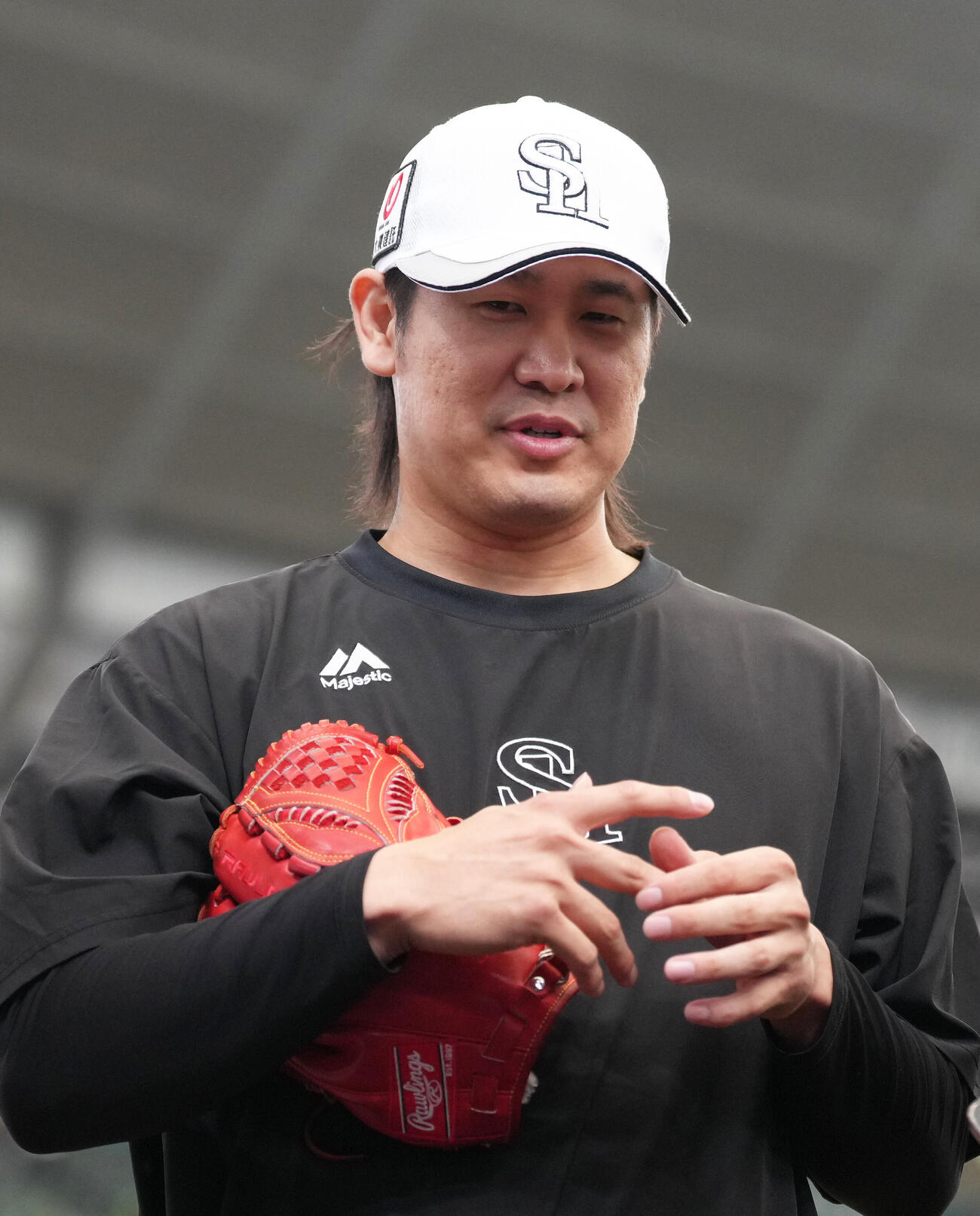 西武対ソフトバンク　試合前、報道陣を前に話すソフトバンク杉山一樹（撮影・足立雅史）