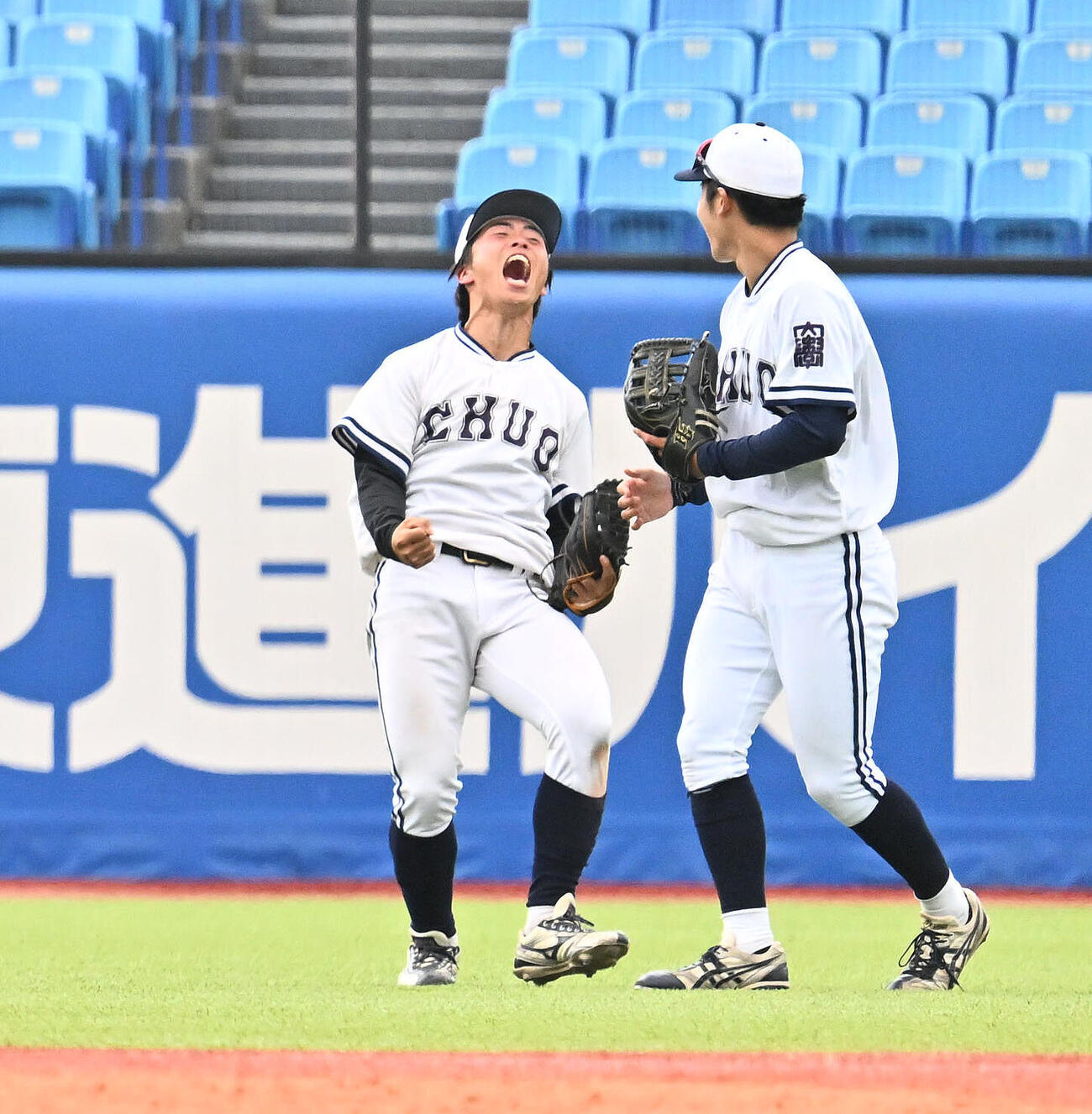 立正大対中大　7回表立正大2死二、三塁、吉村優輝の打球を好捕し雄たけびを上げる遊撃手藤本陽毅（左）（撮影・滝沢徹郎）