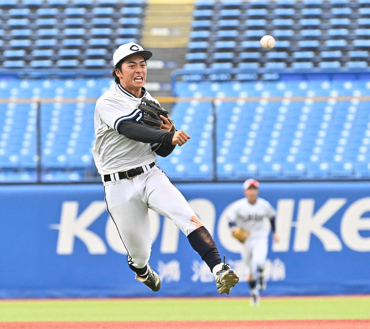 立正大対中大　6回表立正大2死、高田庵冬の遊ゴロをさばく藤本陽毅（撮影・滝沢徹郎）