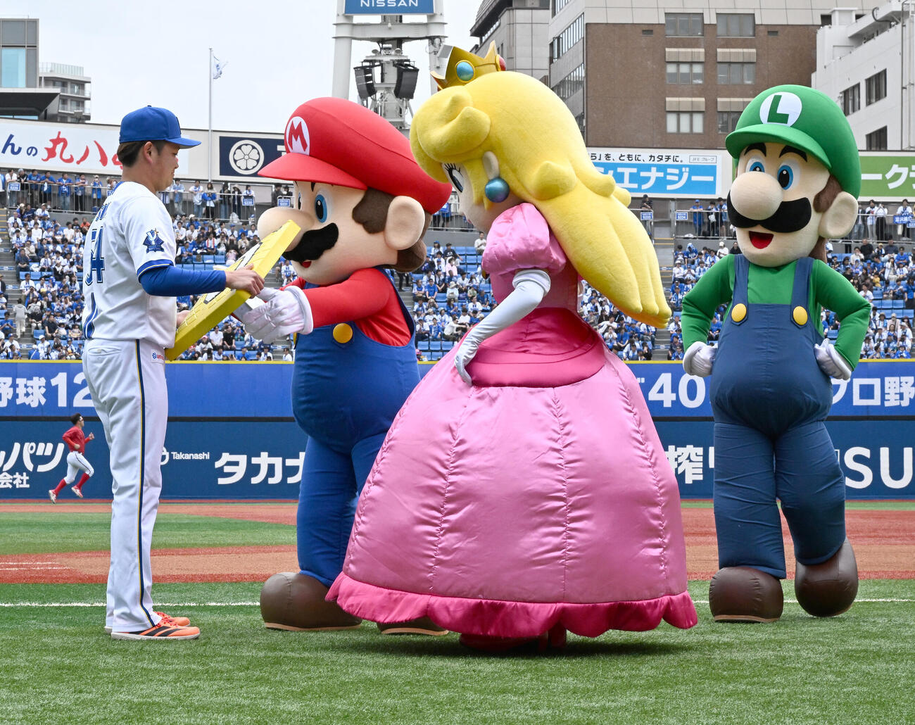 DeNA対広島　マリオたちから「ハテナブロック」をモチーフとした特別デザインの塁ベースを贈呈されたDeNA石田裕太郎（撮影・千葉一成）