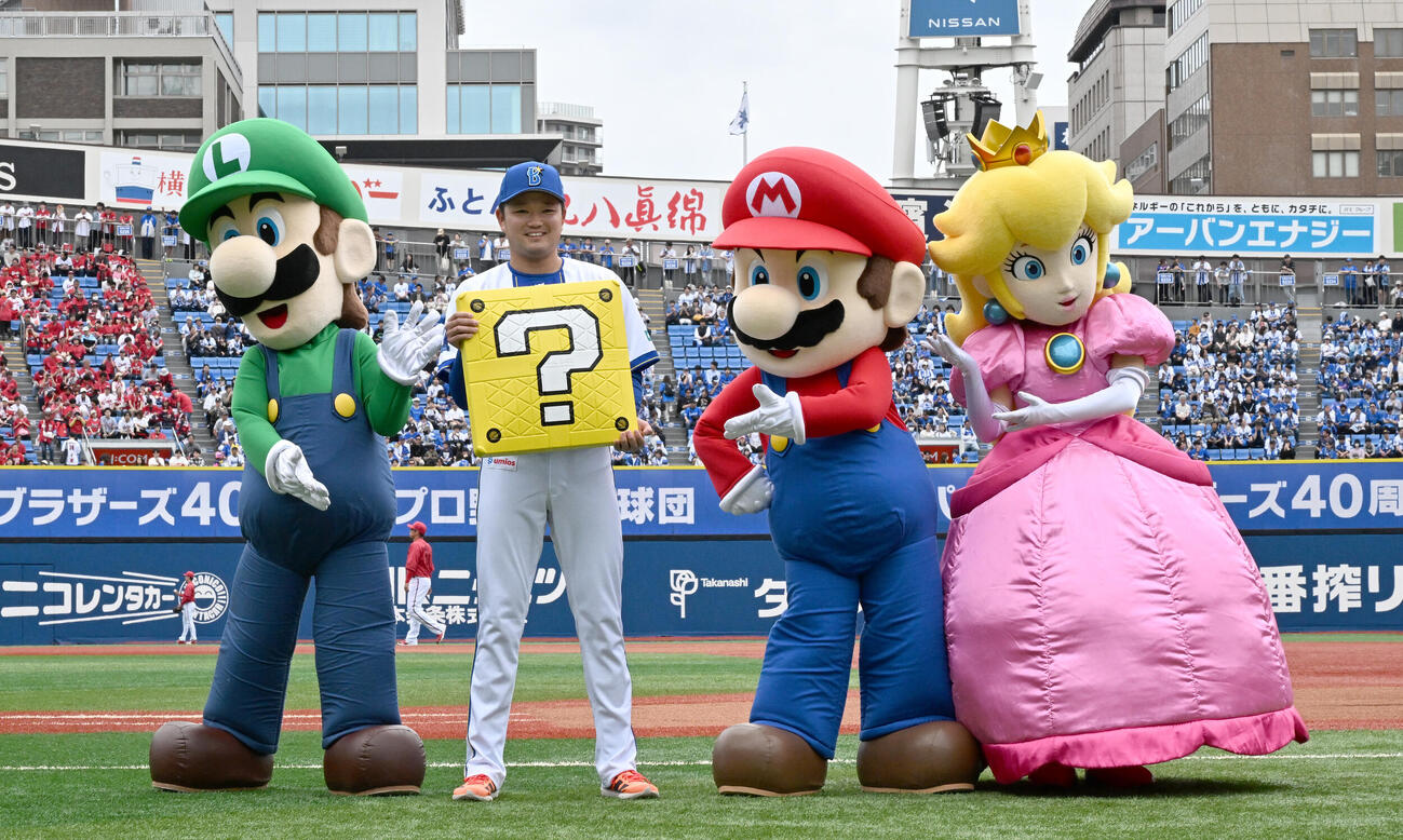 DeNA対広島　マリオたちから「ハテナブロック」をモチーフとした特別デザインの塁ベースを贈呈されたDeNA石田裕太郎（撮影・千葉一成）
