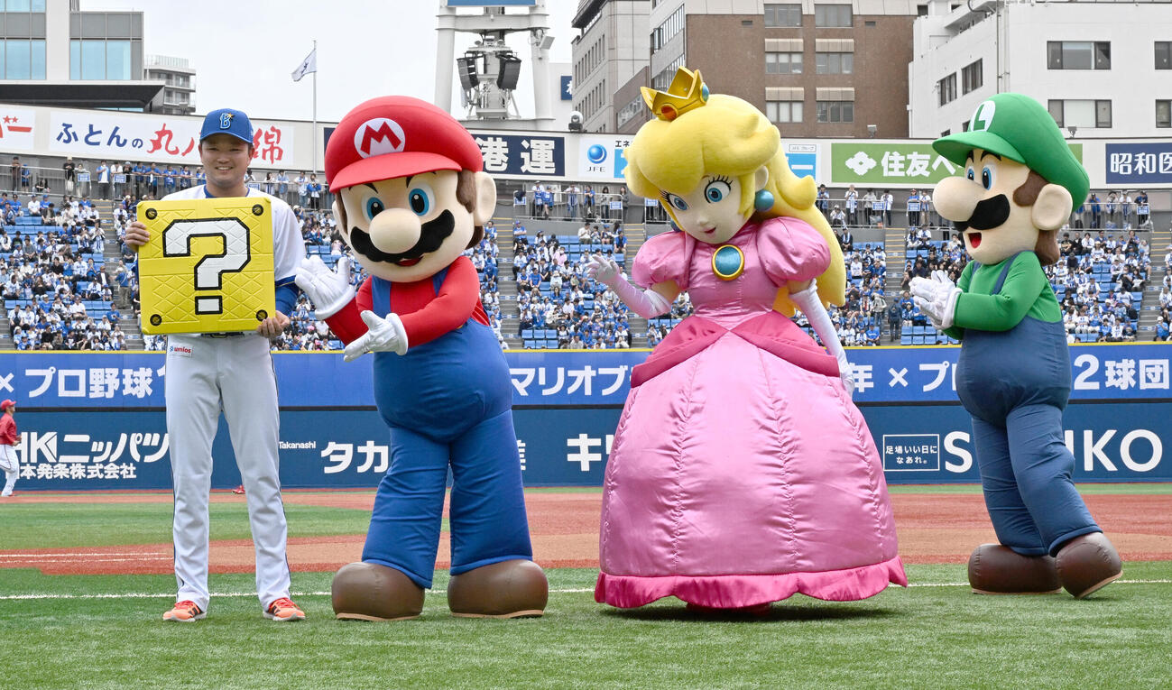 DeNA対広島　マリオたちから「ハテナブロック」をモチーフとした特別デザインの塁ベースを贈呈されたDeNA石田裕太郎（撮影・千葉一成）