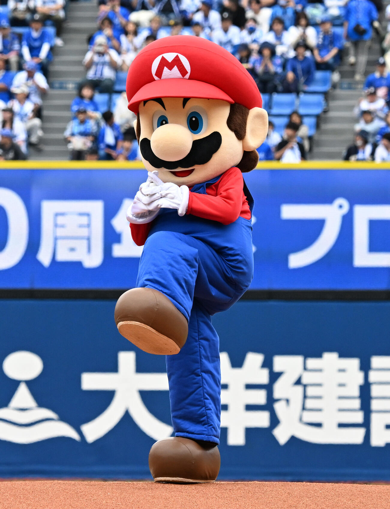 DeNA対広島　セレモニアルピッチに登板したマリオ（撮影・千葉一成）