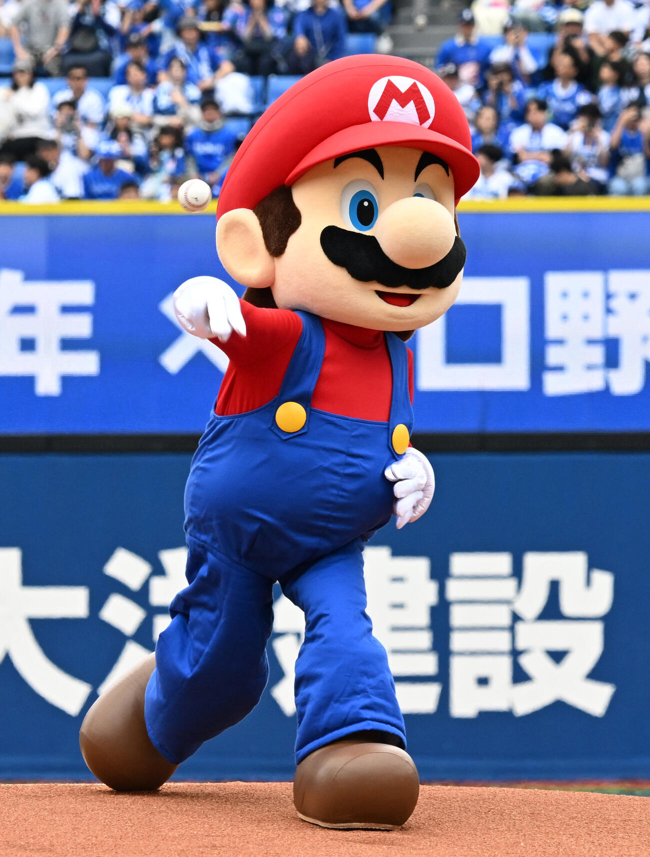 DeNA対広島　セレモニアルピッチに登板したマリオ（撮影・千葉一成）