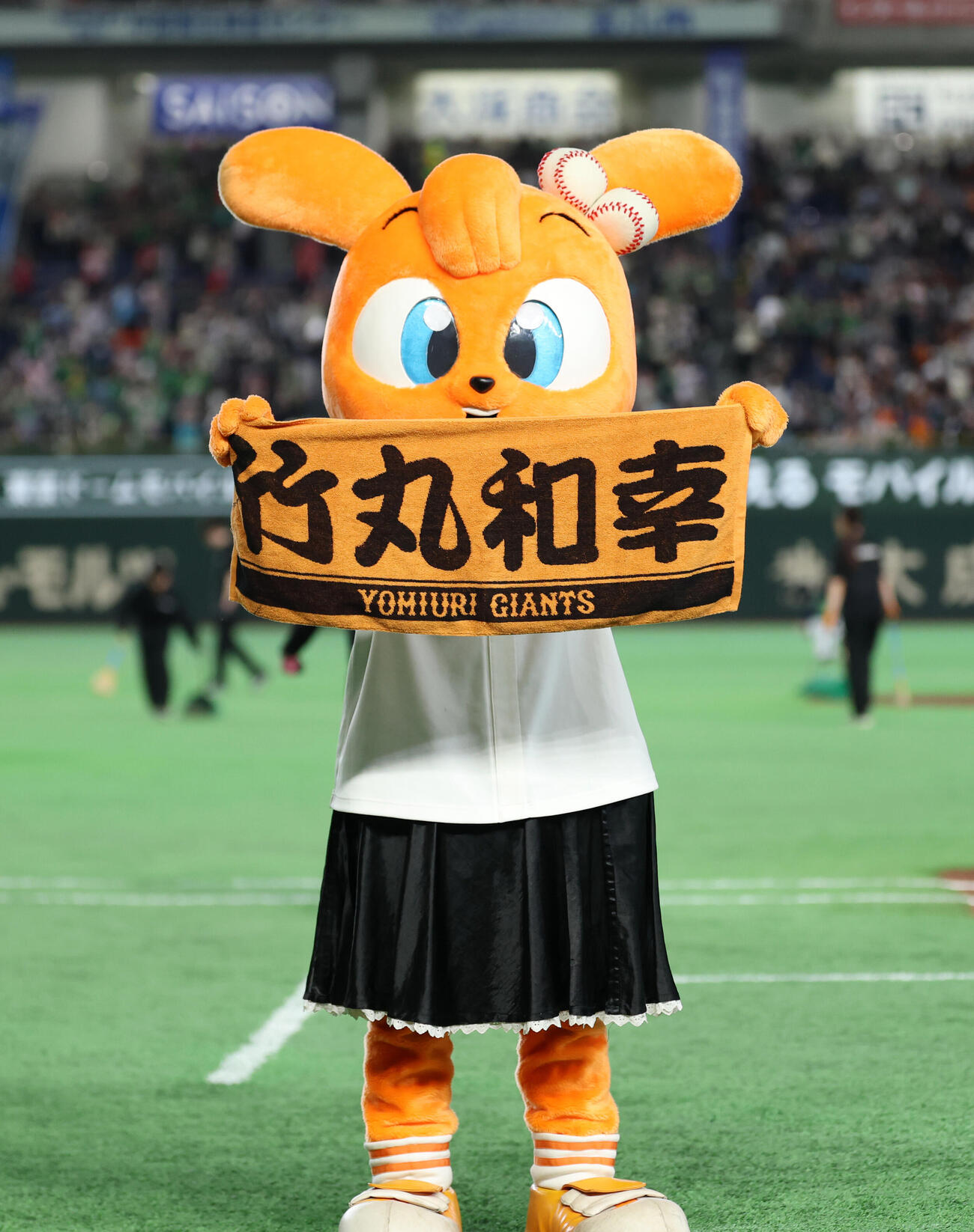 巨人対ヤクルト　先発の竹丸和幸のタオルを手にするシスタージャビット（撮影・増田悦実）