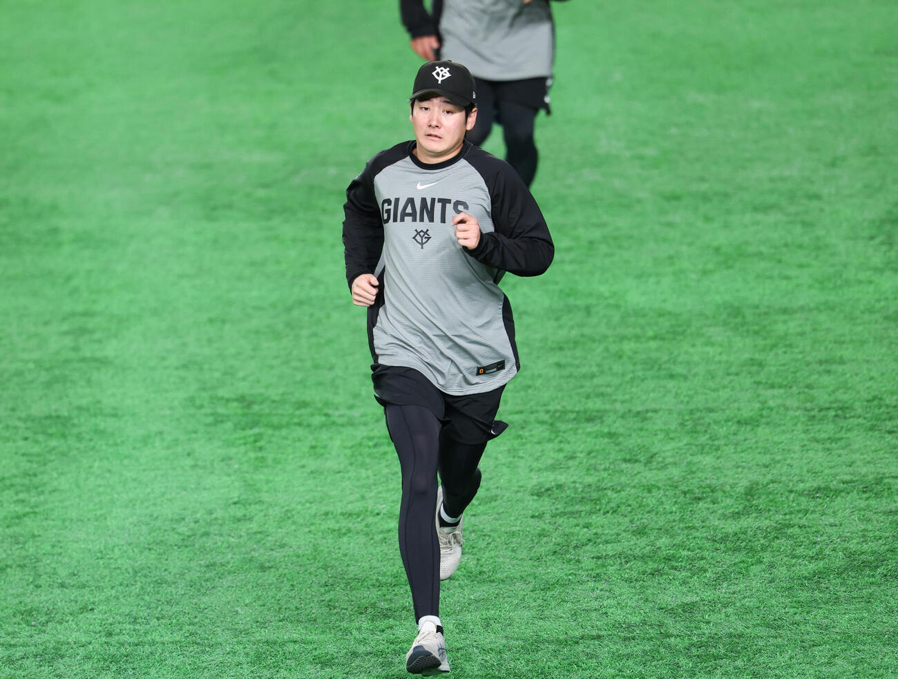 巨人対ヤクルト　アップをする巨人竹丸和幸（撮影・増田悦実）＝2026年5月6日、東京ドーム