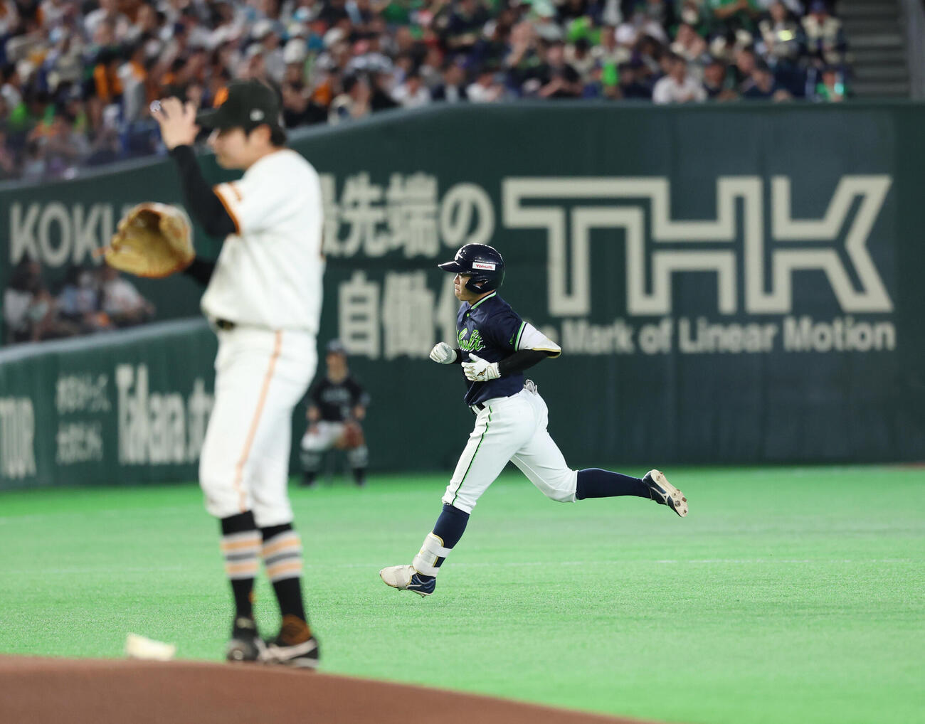 巨人対ヤクルト　1回表ヤクルト無死、先制ソロ本塁打を放ち走塁する並木秀尊。手前は竹丸和幸（撮影・増田悦実）