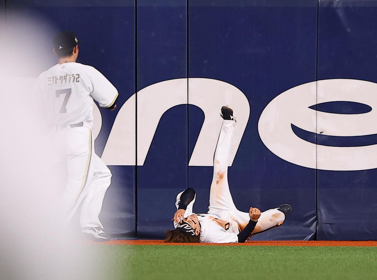 オリックス対ロッテ　5回表ロッテ1死、池田来翔の打球を追ってフェンスに激突した渡部遼人はグラウンドに倒れ込む（撮影・上田博志）