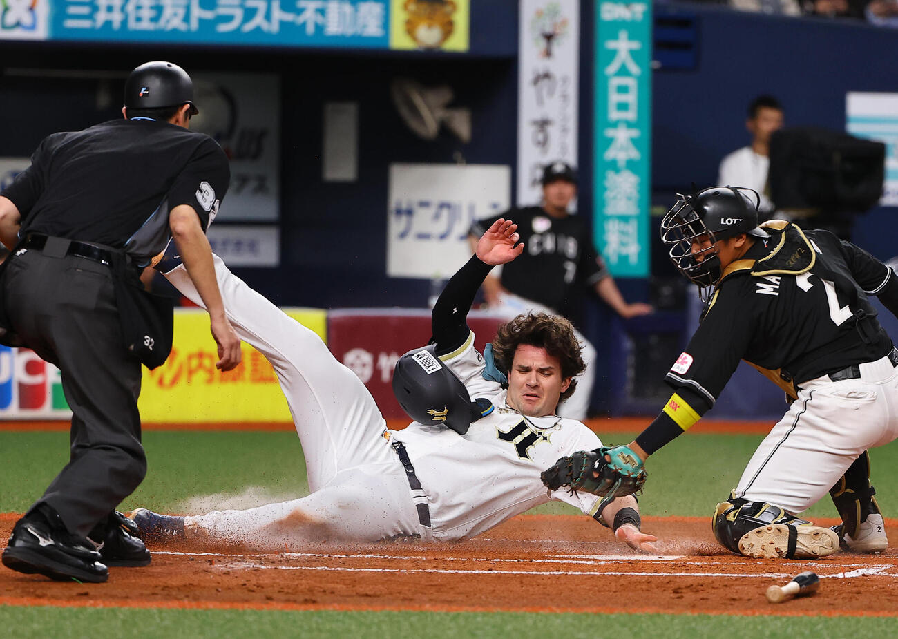 オリックス対ロッテ　2回裏オリックス無死二、三塁、ボブ･シーモアは宜保翔の一ゴロで生還を狙うも憤死する（撮影・上田博志）
