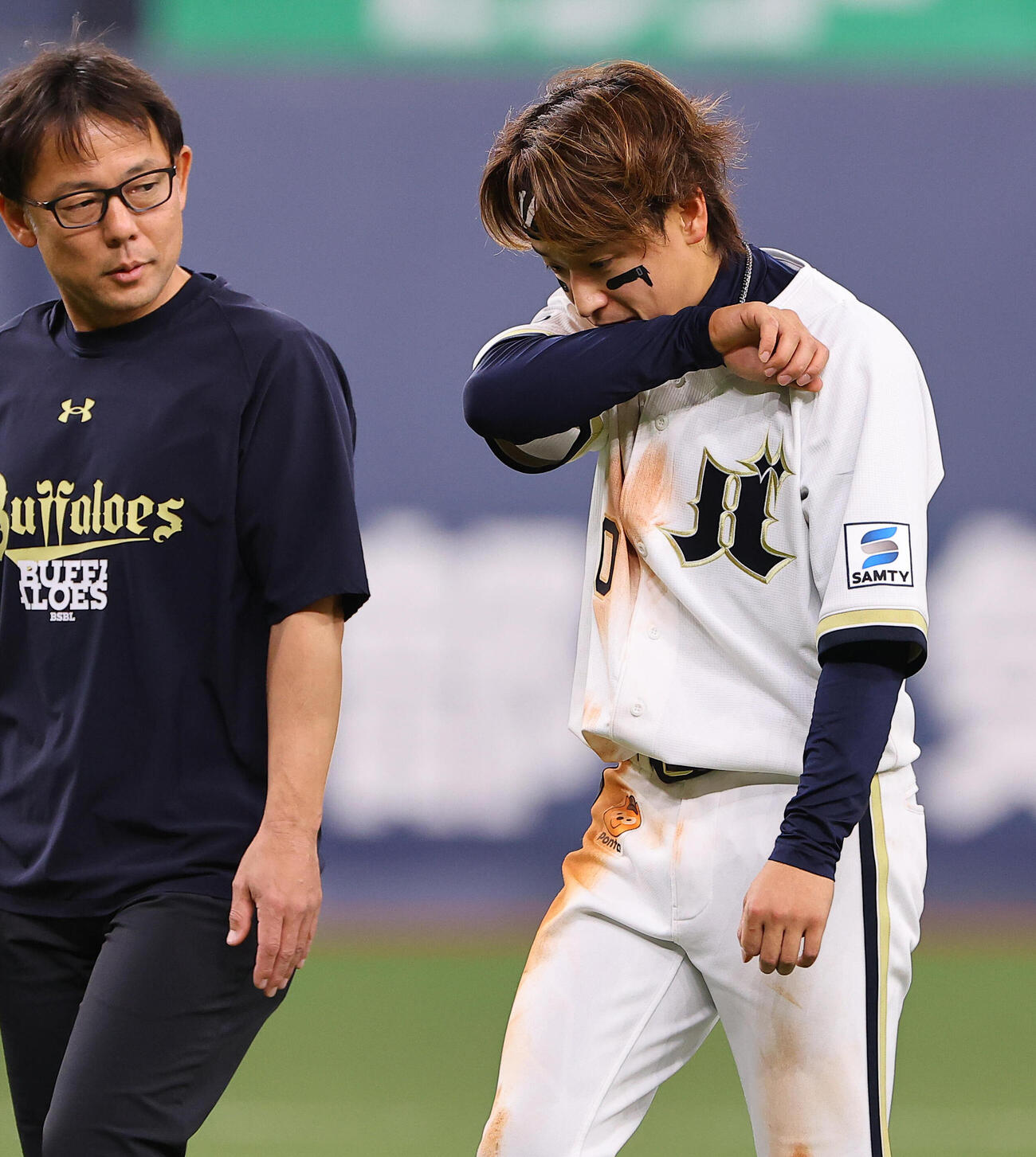 オリックス対ロッテ　5回表ロッテ1死、池田来翔の打球を追ってフェンスに激突した渡部遼人はベンチに治療に向かう（撮影・上田博志）