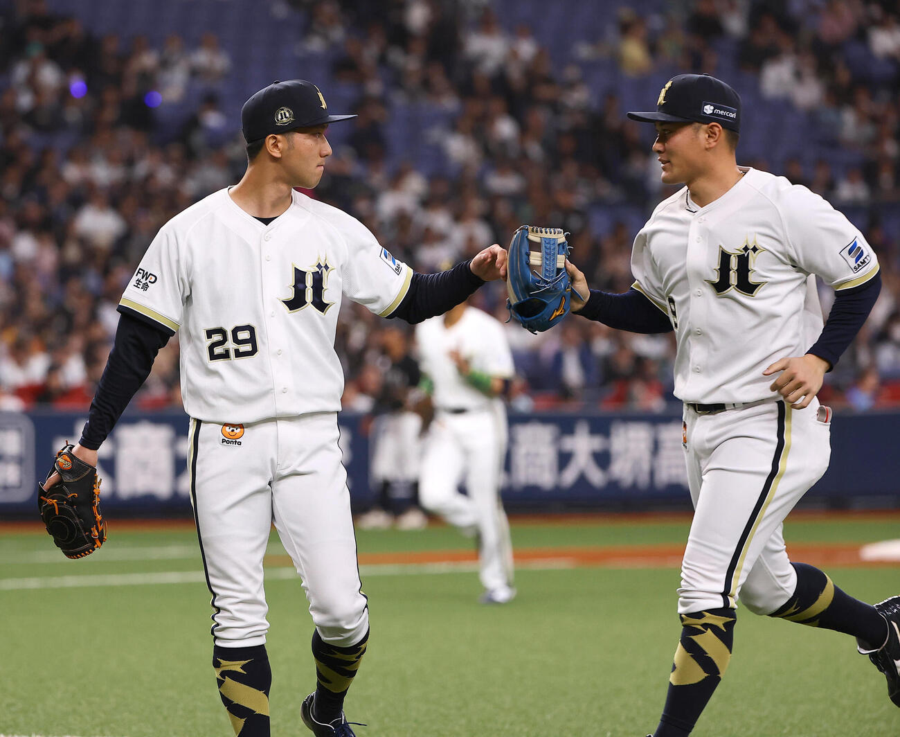 オリックス対ロッテ　3回表ロッテ2死満塁、高部瑛斗を遊ゴロに打ち取った田嶋大樹（左）は遊撃手野口智哉を出迎える（撮影・上田博志）