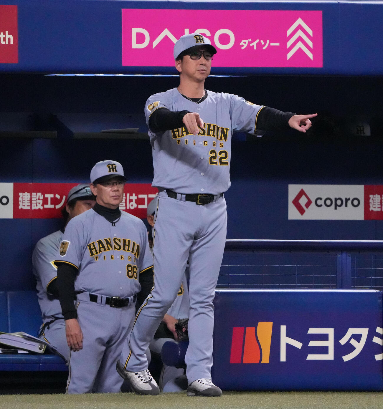 中日対阪神　1回表阪神1死一、三塁、藤川球児監督（右）は一塁上の判定にリクエストする（撮影・森本幸一）