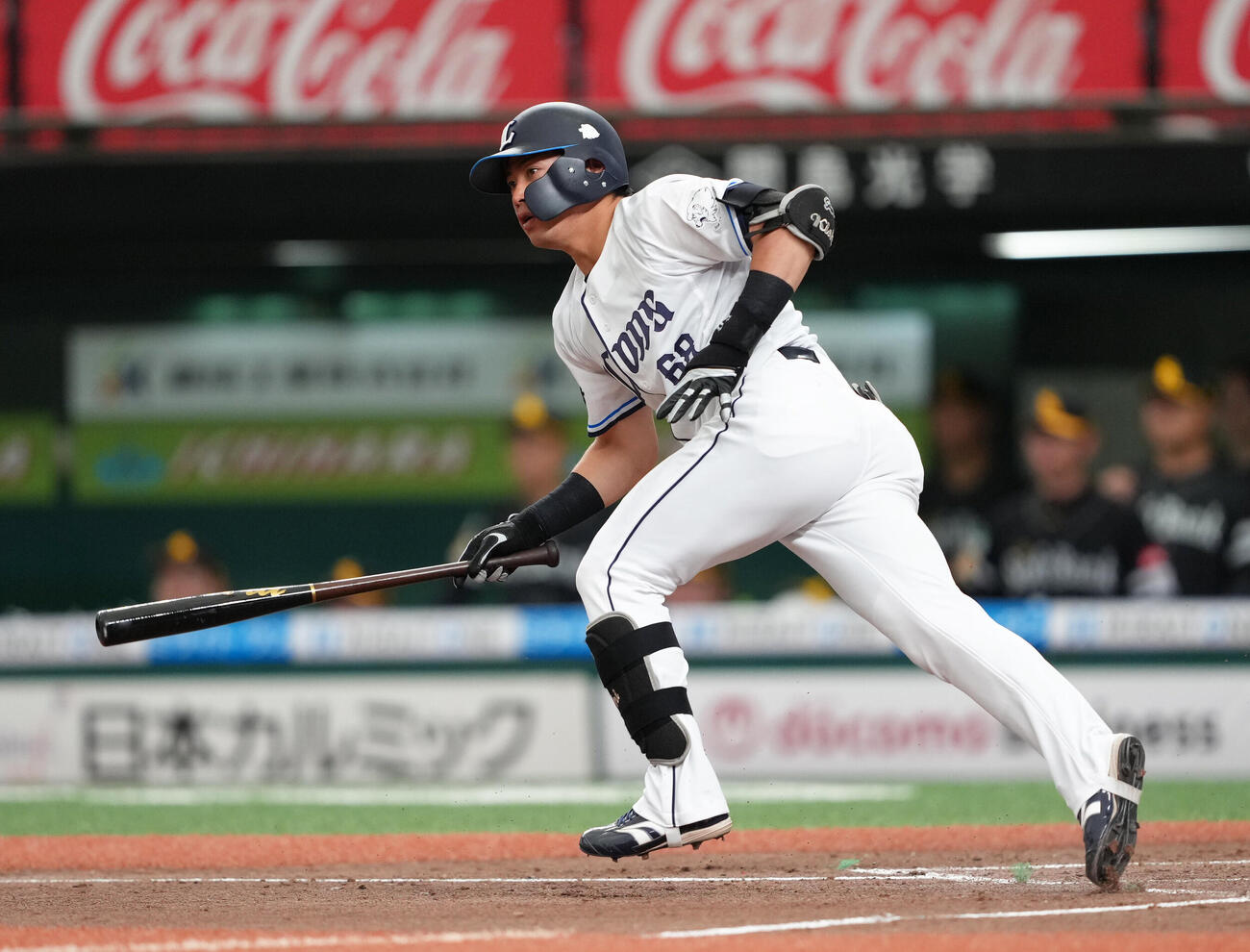 西武対ソフトバンク　2回裏西武1死二塁、岸潤一郎は左前打を放つ（撮影・足立雅史）