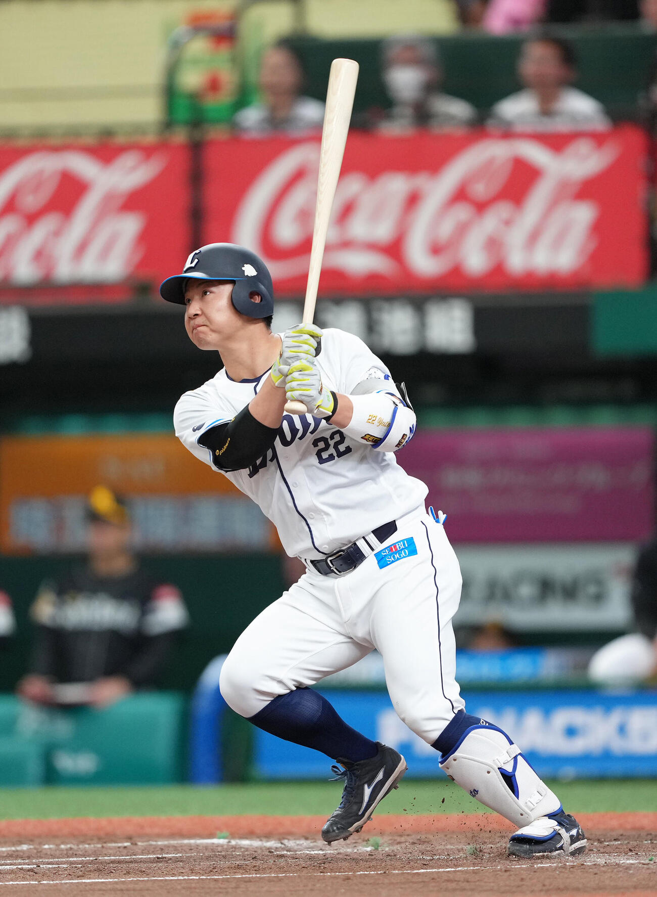 西武対ソフトバンク　2回裏西武1死二塁、古賀悠斗は先制適時二塁打を放つ（撮影・足立雅史）