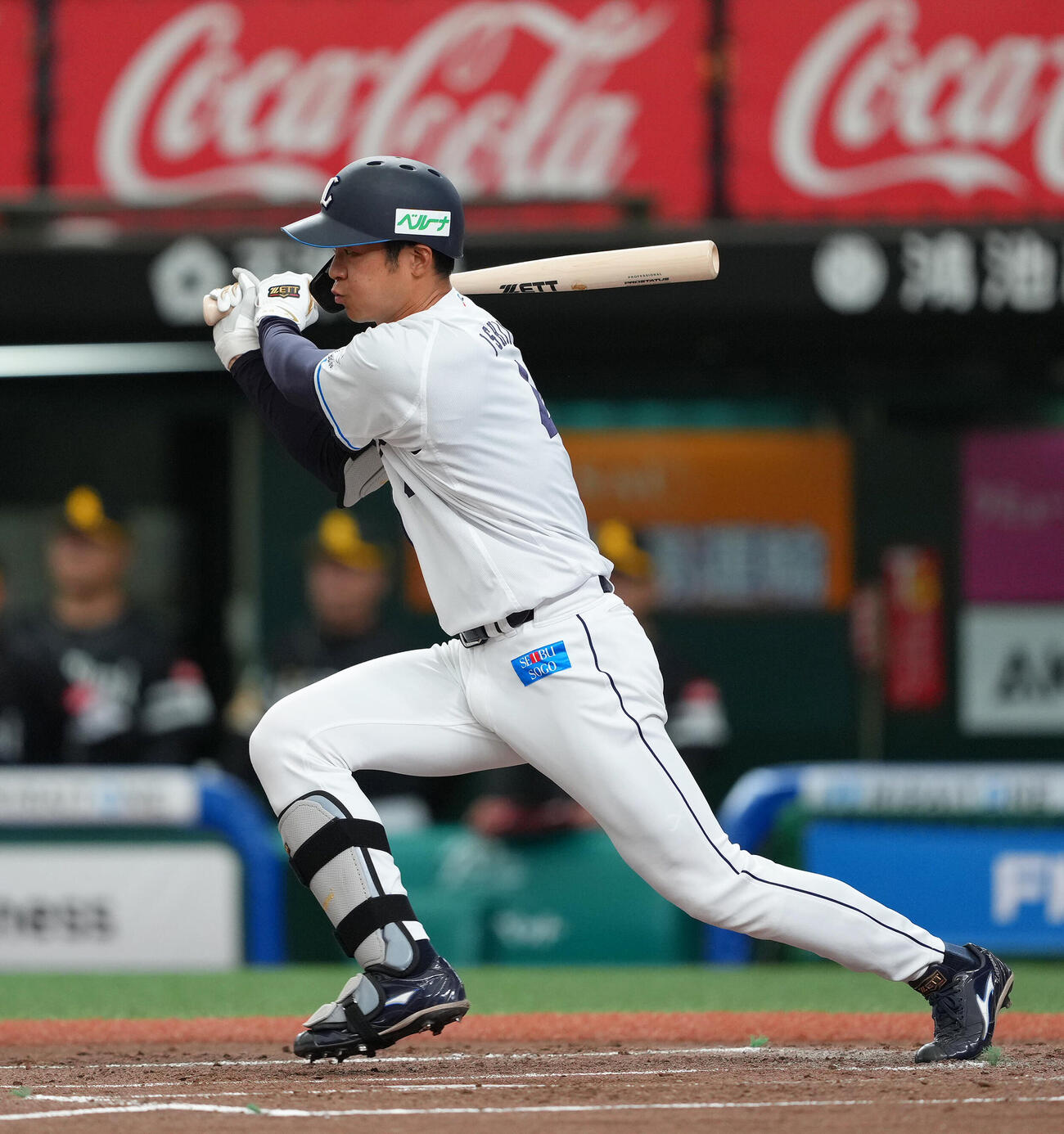 西武対ソフトバンク　2回裏西武1死二塁、石井一成は右前打を放つ（撮影・足立雅史）