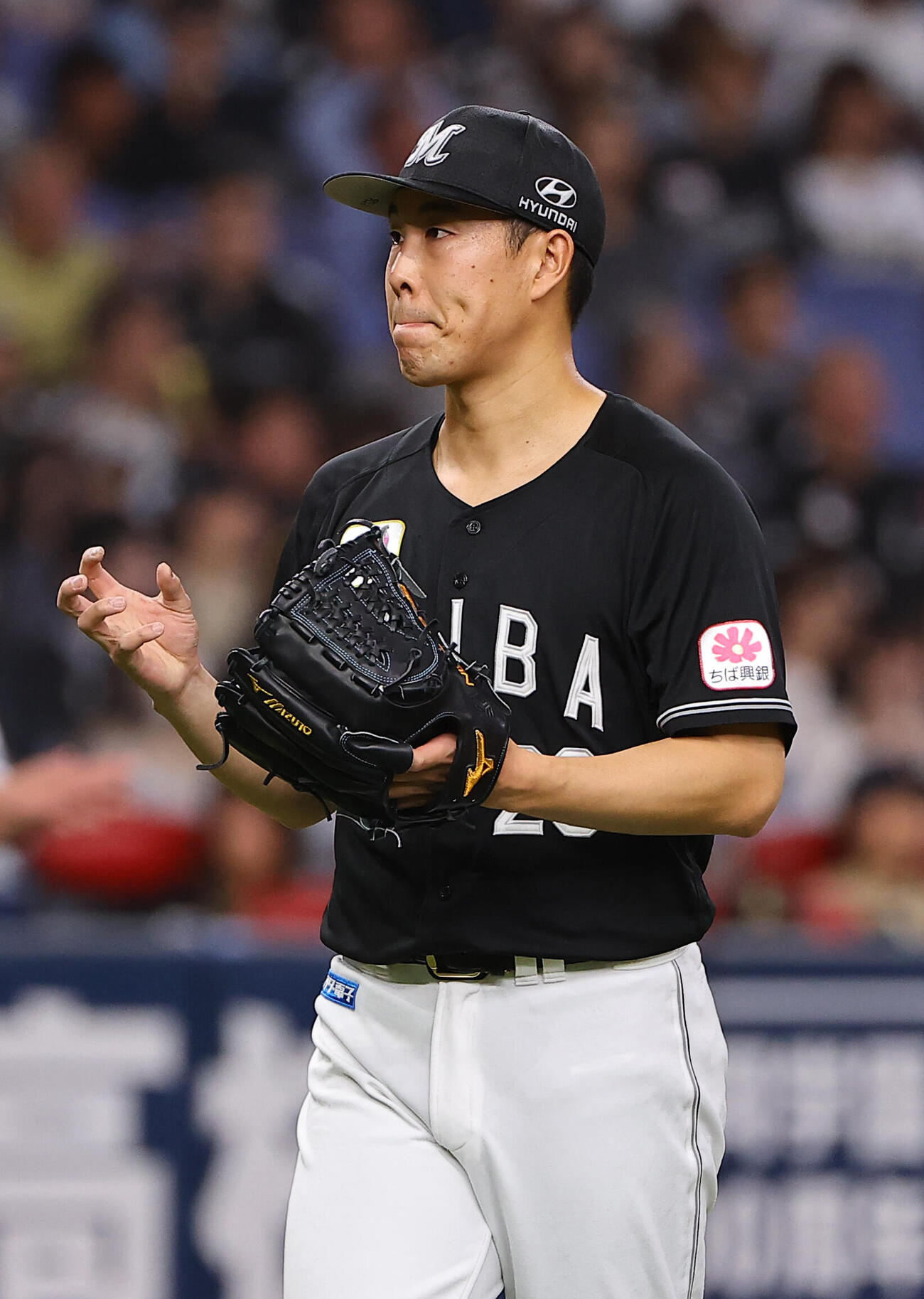 オリックス対ロッテ　2回裏オリックス1死二、三塁、野口智哉に先制打を許した西野勇士（撮影・上田博志）