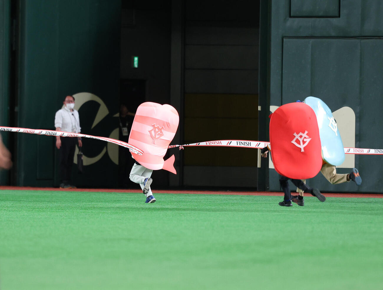巨人対ヤクルト　すしレースはえびが1着（撮影・増田悦実）