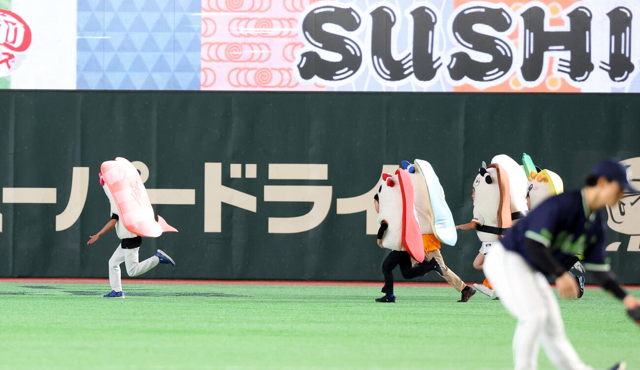 巨人対ヤクルト　すしレースはエビの勝利　（撮影・浅見桂子）