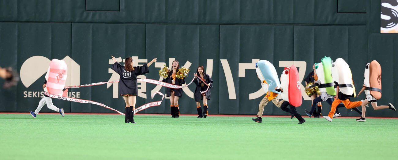 巨人対ヤクルト　すしレースはエビの勝利　（撮影・浅見桂子）