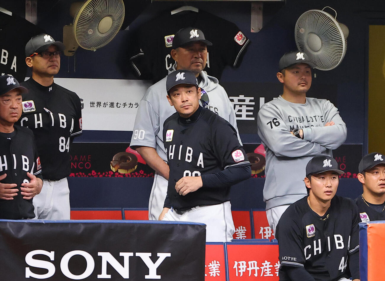 オリックス対ロッテ　サブロー監督（中央）はベンチで戦況を見守る（撮影・上田博志）