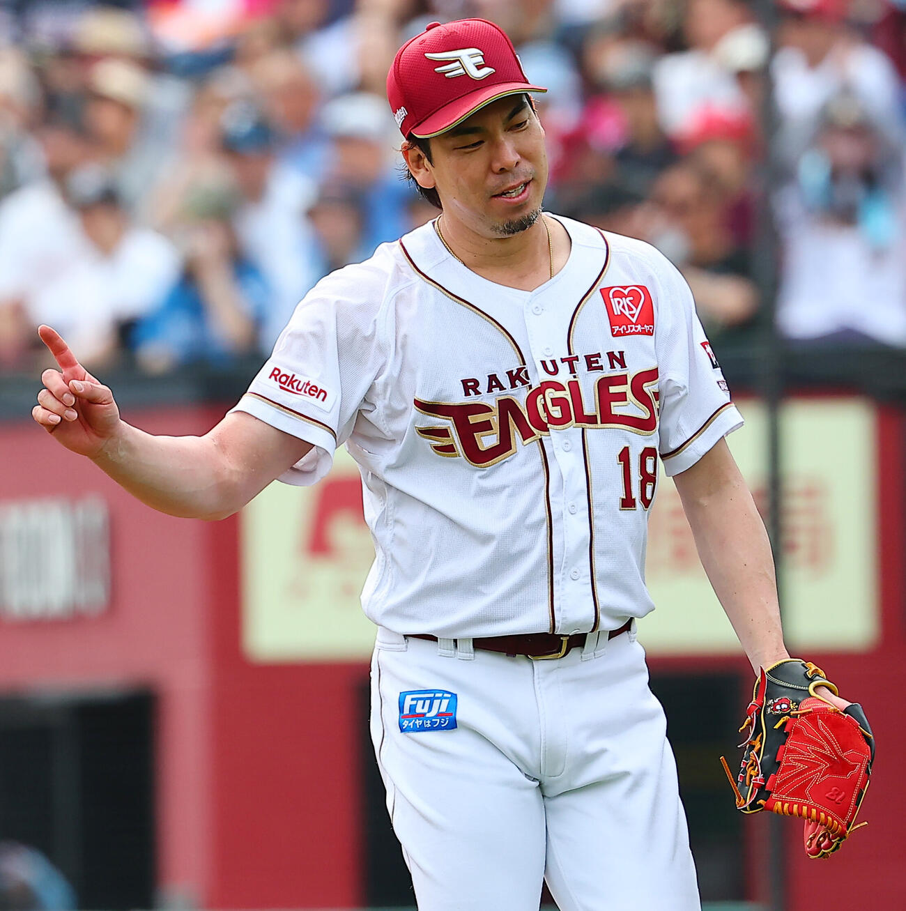 楽天対日本ハ　1回表を抑えベンチに戻る楽天先発の前田健太（撮影・野上伸悟）