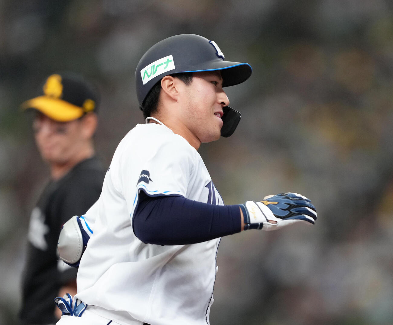 西武対ソフトバンク　2回裏西武1死満塁、渡部聖弥（右）は左越え満塁本塁打を放ち笑顔（撮影・足立雅史）