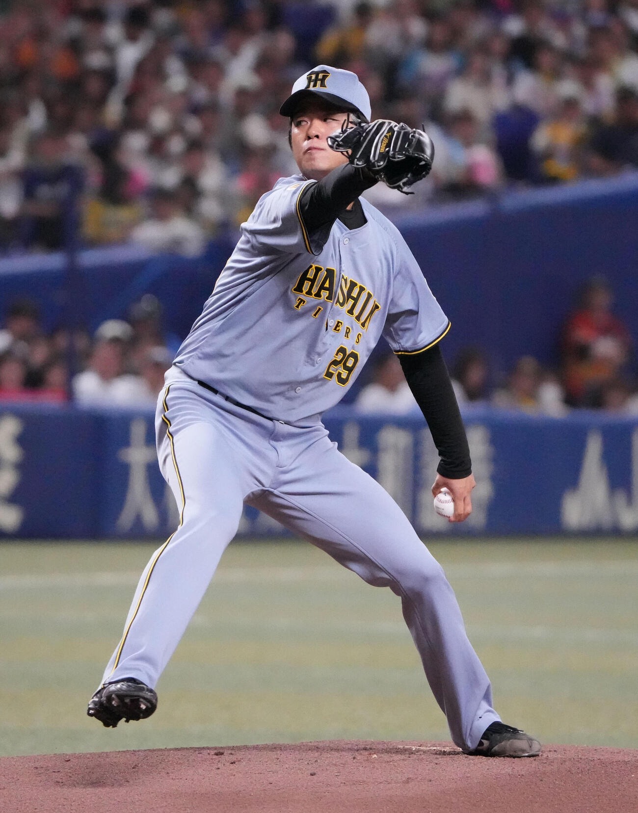 中日対阪神　1回裏、登板する阪神先発の高橋遥人（撮影・森本幸一）
