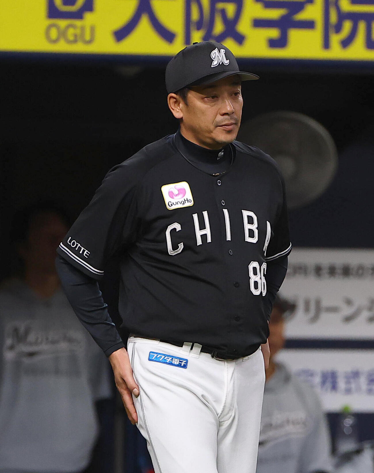 オリックス対ロッテ　選手交代を告げるサブロー監督（撮影・上田博志）