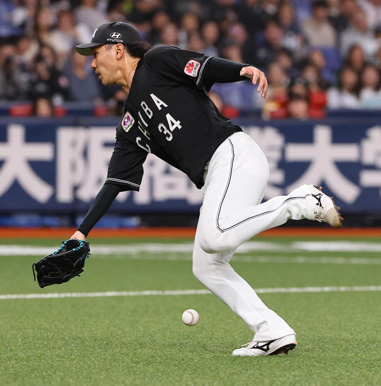 オリックス対ロッテ　7回裏オリックス1死一、三塁、高野脩汰は若月健矢のセーフティースクイズの打球を捕れず得点を許す（撮影・上田博志）