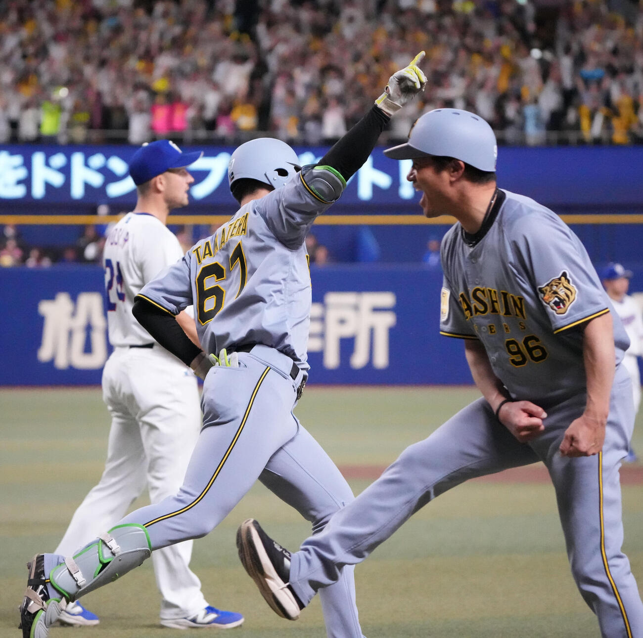 中日対阪神　6回表阪神無死一塁、高寺望夢（中央）は2点本塁打を放ちダイヤモンドを回る（撮影・森本幸一）
