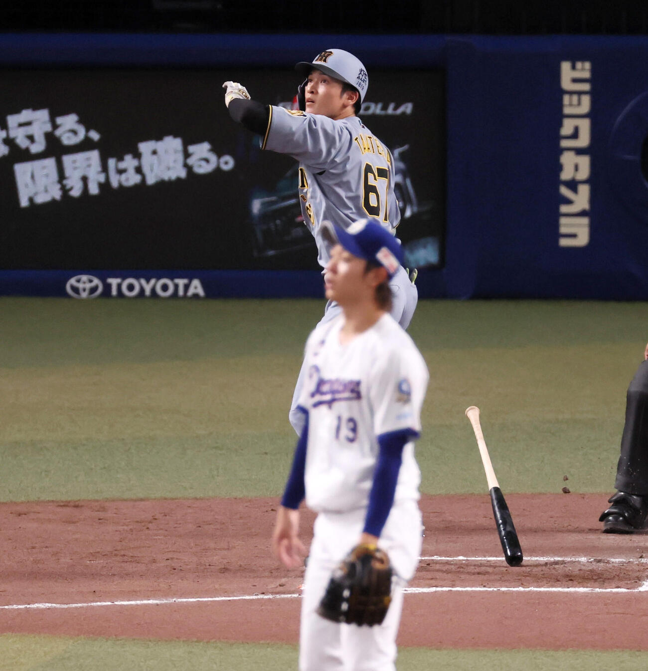中日対阪神　6回表阪神無死一塁、高寺望夢は右越え2点本塁打を放つ。投手高橋宏斗（撮影・加藤哉）