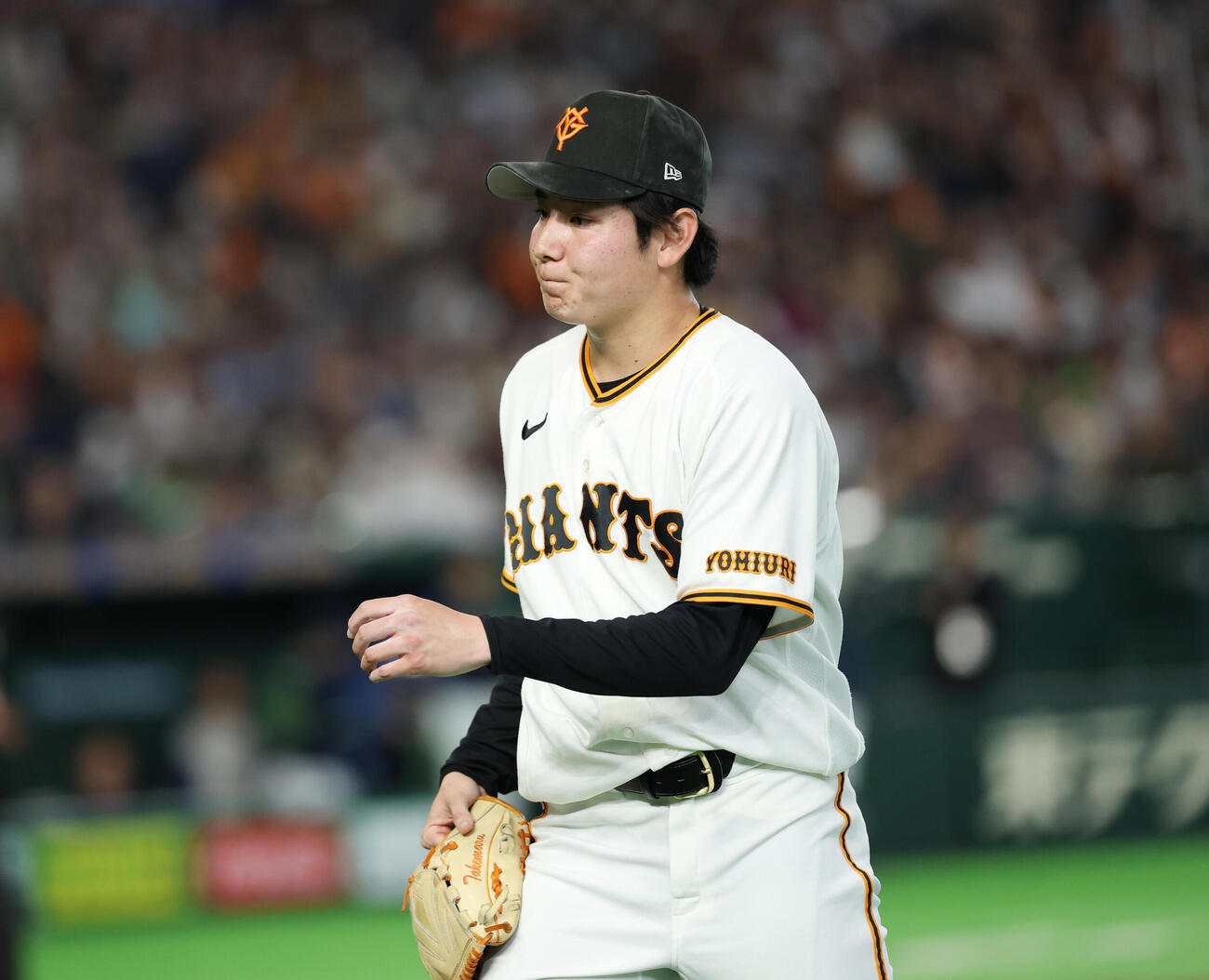 巨人対ヤクルト　1回表に先制を浴び悔しい表情でベンチへ戻る竹丸和幸（撮影・増田悦実）