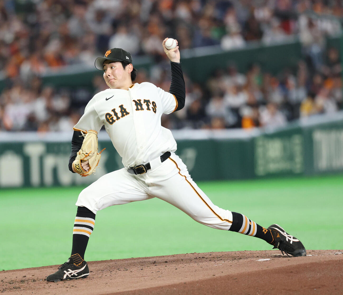 巨人対ヤクルト　先発し力投する巨人竹丸和幸（撮影・増田悦実）