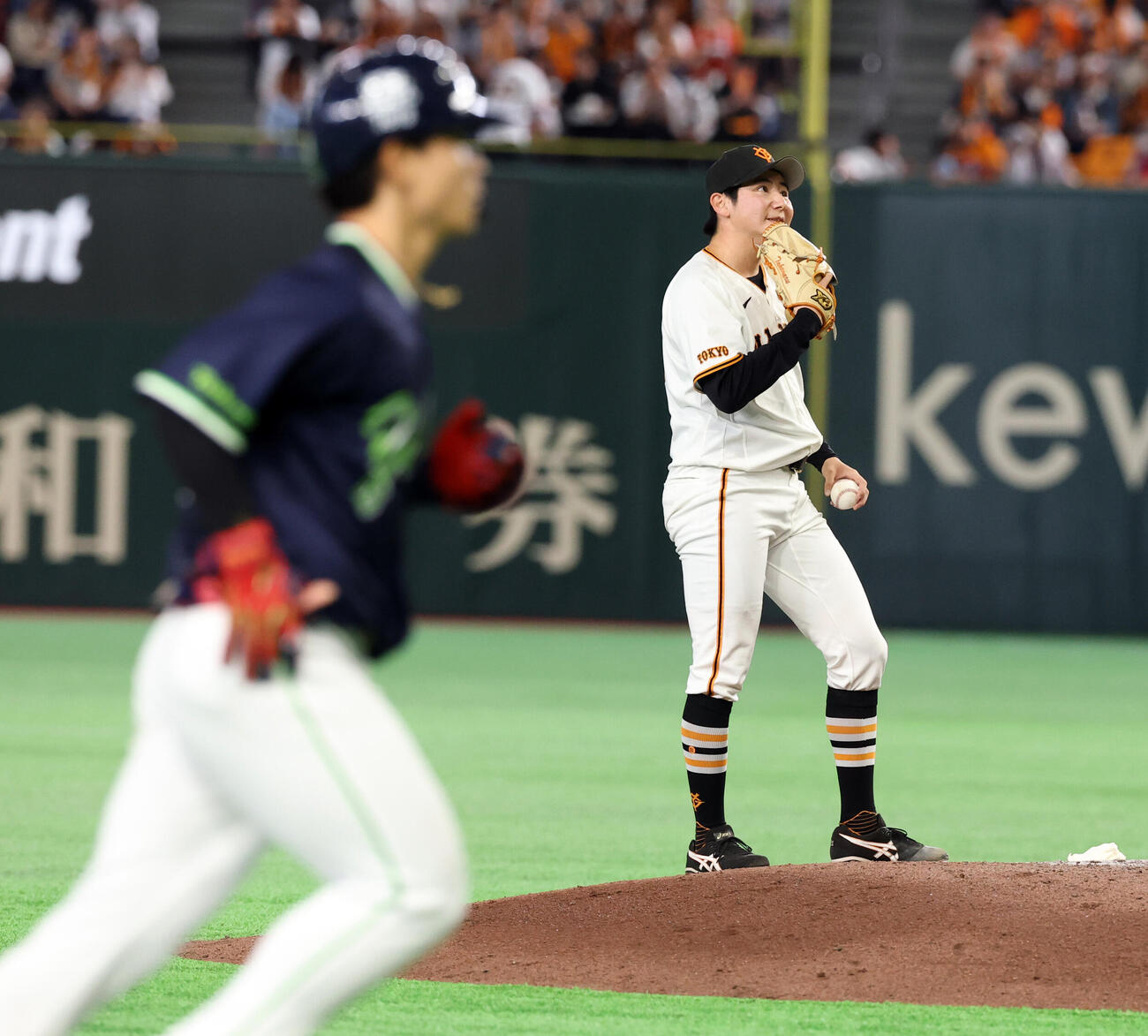 巨人対ヤクルト　6回表ヤクルト1死、内山壮真（手前）にソロ本塁打を浴び悔しそうな竹丸和幸　（撮影・浅見桂子）