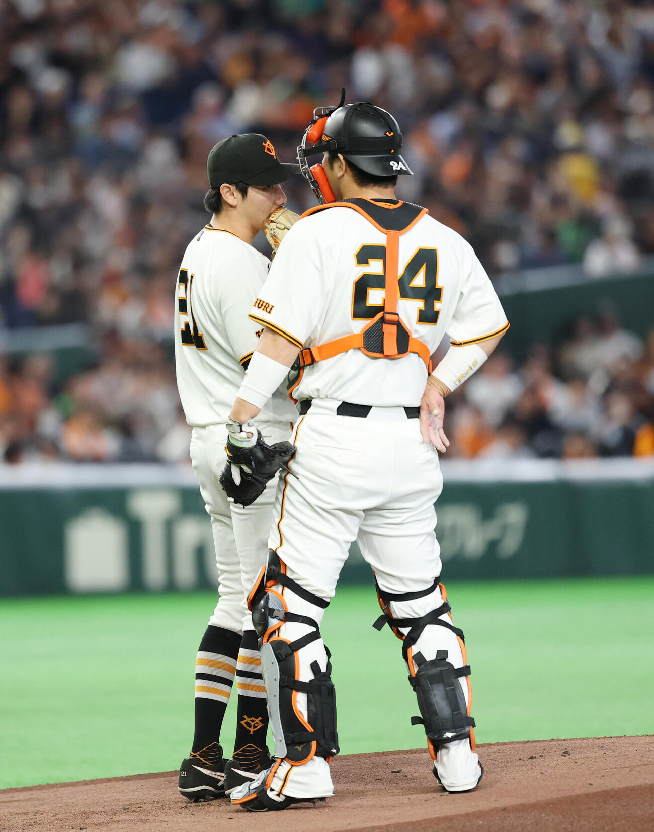 巨人対ヤクルト　1回表ヤクルト無死、先制ソロ本塁打を浴びマウンドで話をする大城卓三（右）と竹丸和幸（撮影・増田悦実）