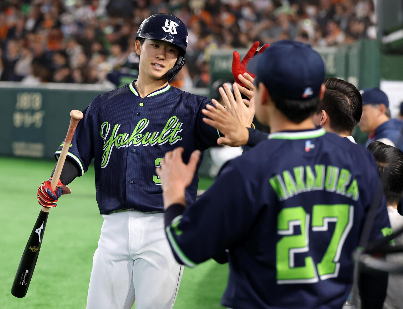 巨人対ヤクルト　6回表ヤクルト1死、内山壮真はソロ本塁打を放ちナインとハイタッチ　（撮影・浅見桂子）