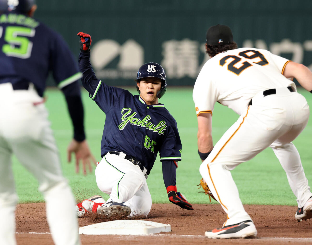 巨人対ヤクルト　7回表ヤクルト2死二、三塁、鈴木叶は2点適時三塁打を放ち滑り込む　（撮影・浅見桂子）