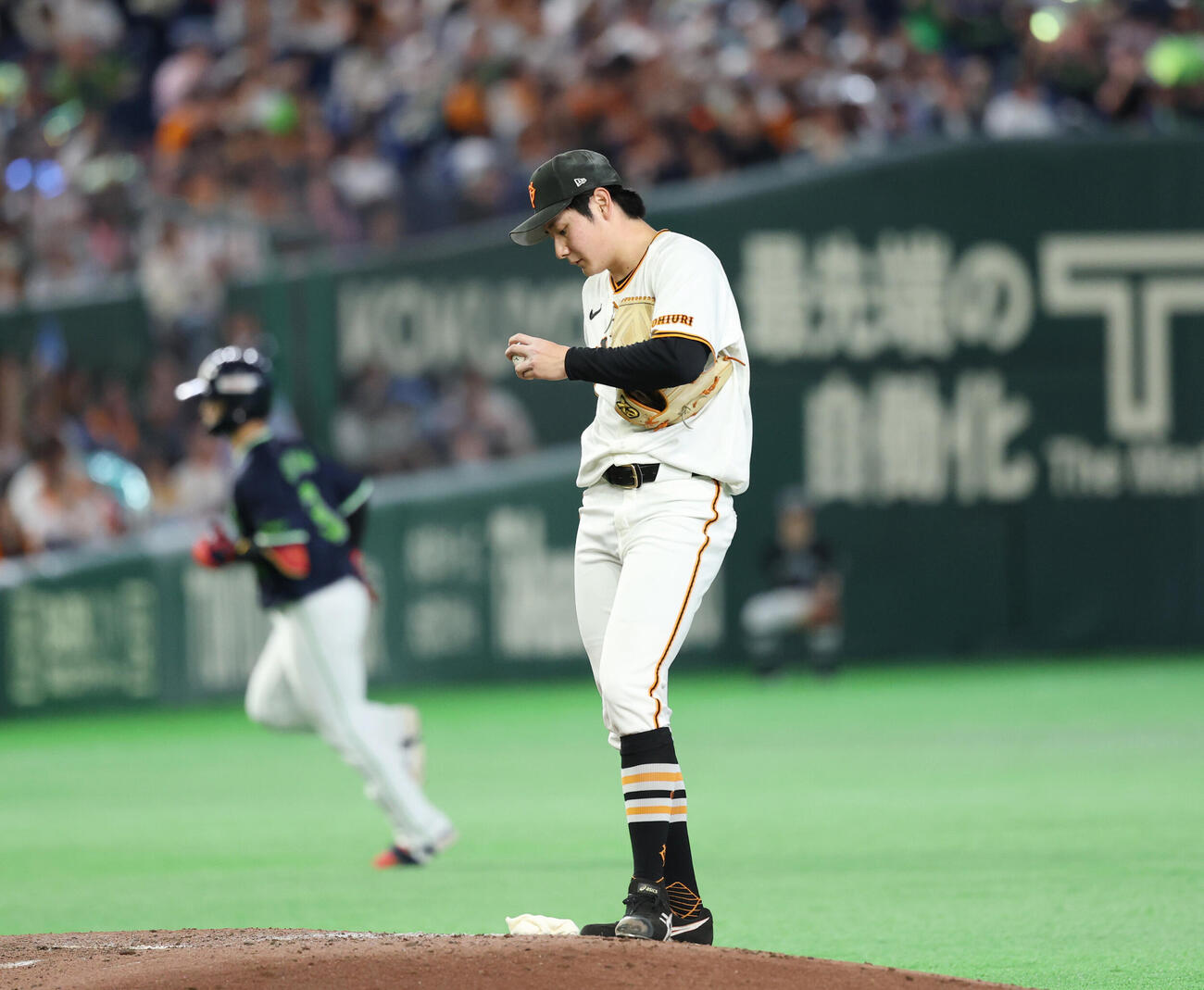 巨人対ヤクルト　6回表ヤクルト1死、内山壮真（奥）にソロ本塁打を浴びる竹丸和幸（撮影・増田悦実）