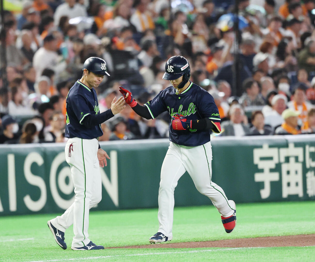 巨人対ヤクルト　6回表ヤクルト1死、ソロ本塁打を放ち走塁する内山壮真（撮影・増田悦実）