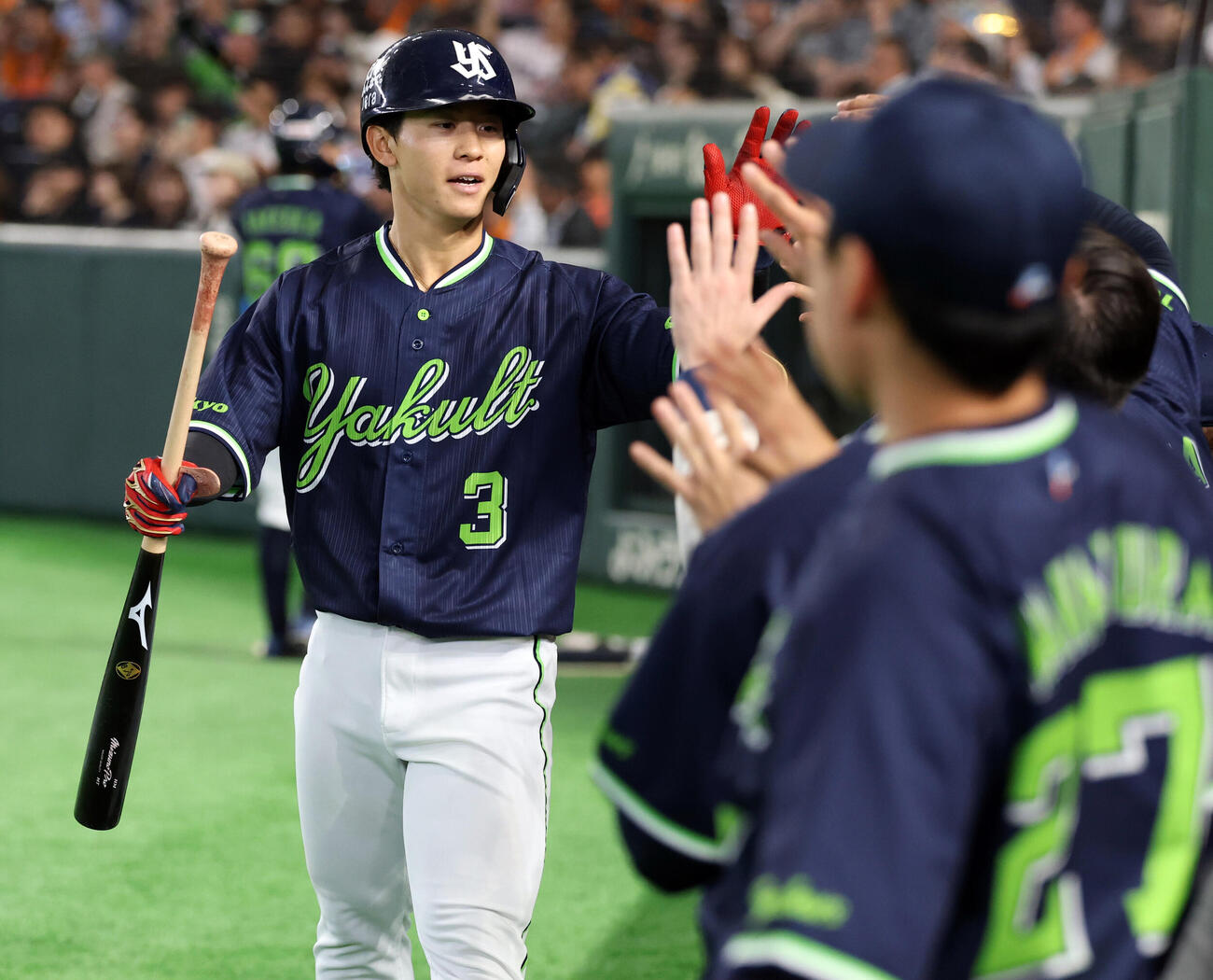 巨人対ヤクルト　6回表ヤクルト1死、内山壮真はソロ本塁打を放ちナインとハイタッチ　（撮影・浅見桂子）