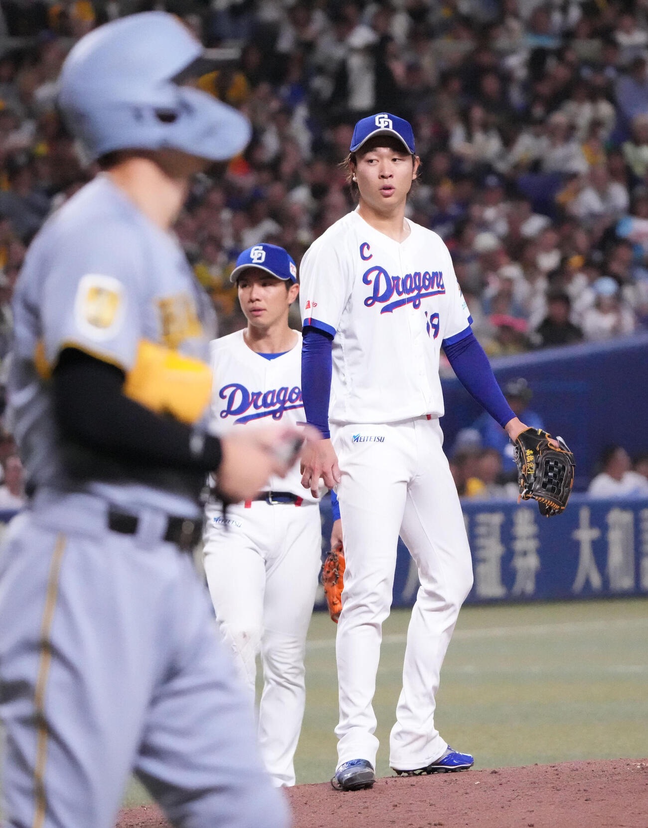 中日対阪神　6回表阪神1死一、二塁、マウンドの高橋宏斗（右）のもとに集まる中日ナイン（撮影・森本幸一）