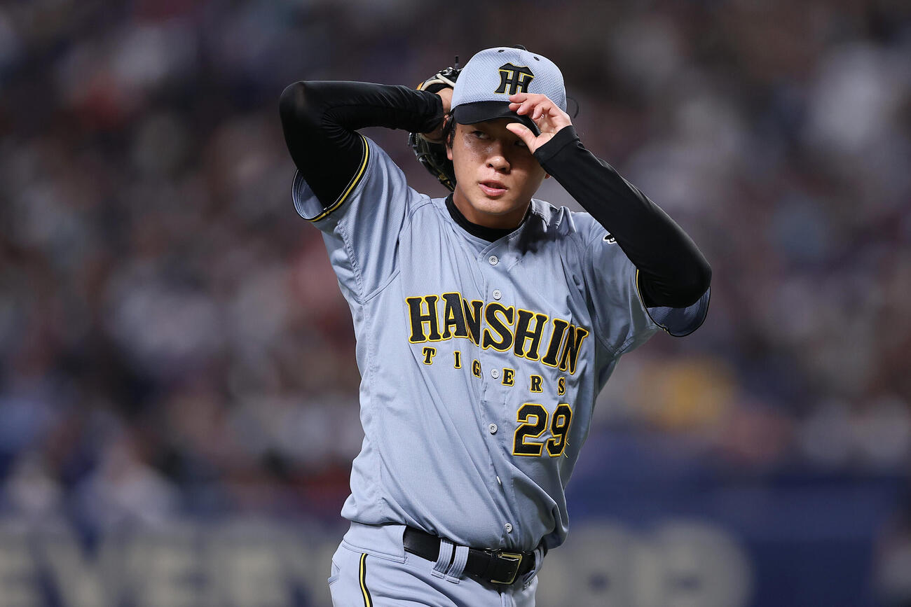 中日対阪神　2回裏を投げ終え、ベンチへ戻る高橋遥人（撮影・前田充）
