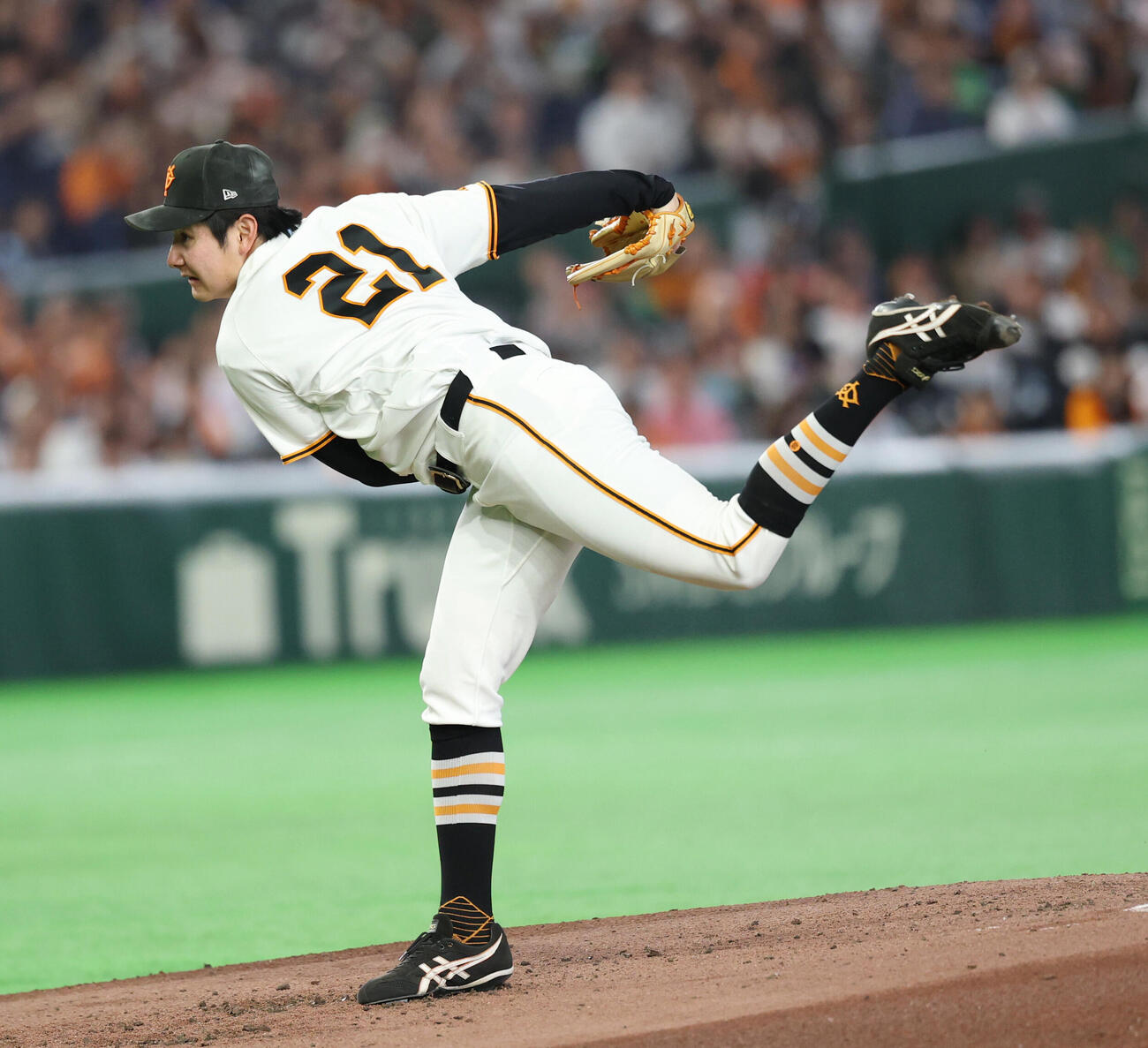巨人対ヤクルト　先発し力投する巨人竹丸和幸（撮影・増田悦実）
