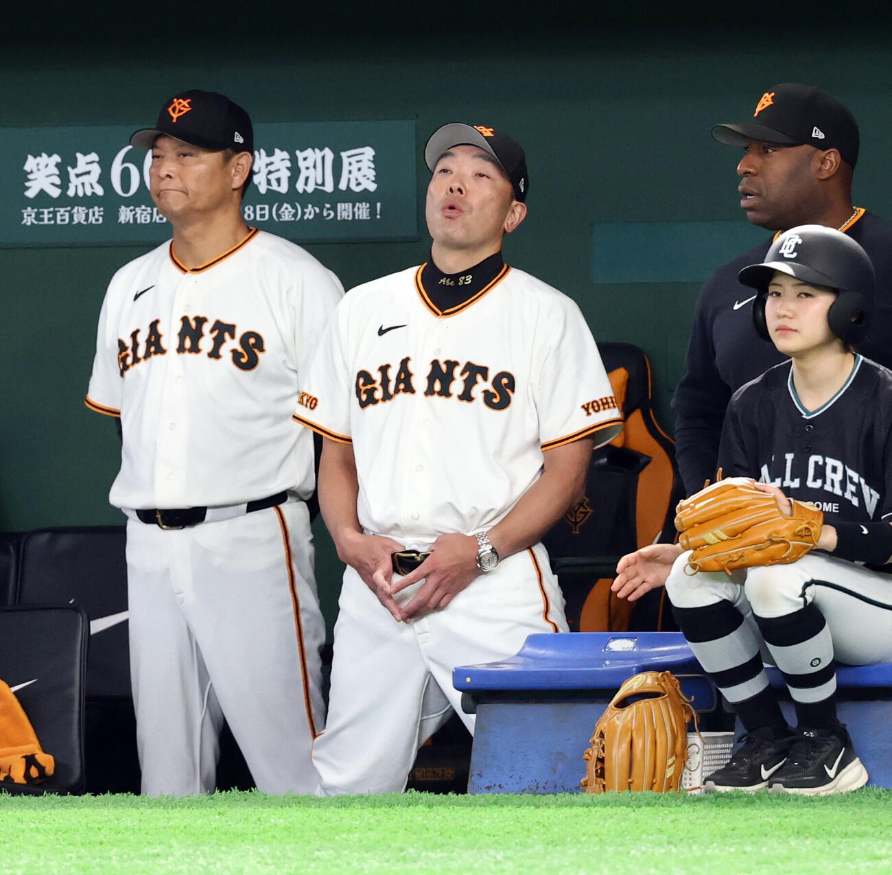 巨人対ヤクルト　ベンチで深呼吸する巨人阿部慎之助監督　（撮影・浅見桂子）