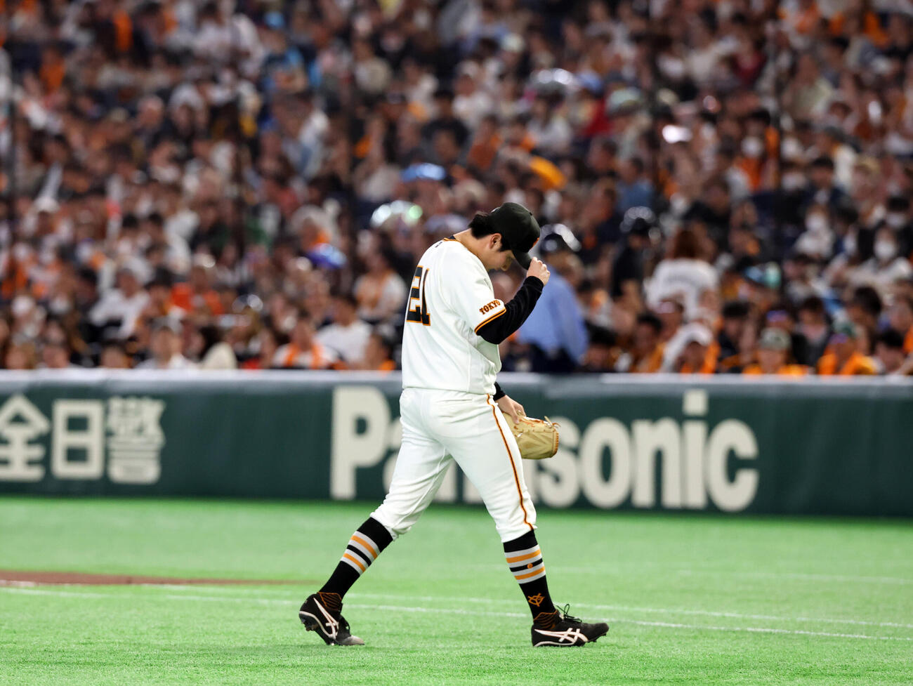 巨人対ヤクルト　7回表ヤクルト2死二、三塁、鈴木叶に2点適時三塁打を許し降板となった竹丸和幸は、がっくりとベンチに下がる　（撮影・浅見桂子）